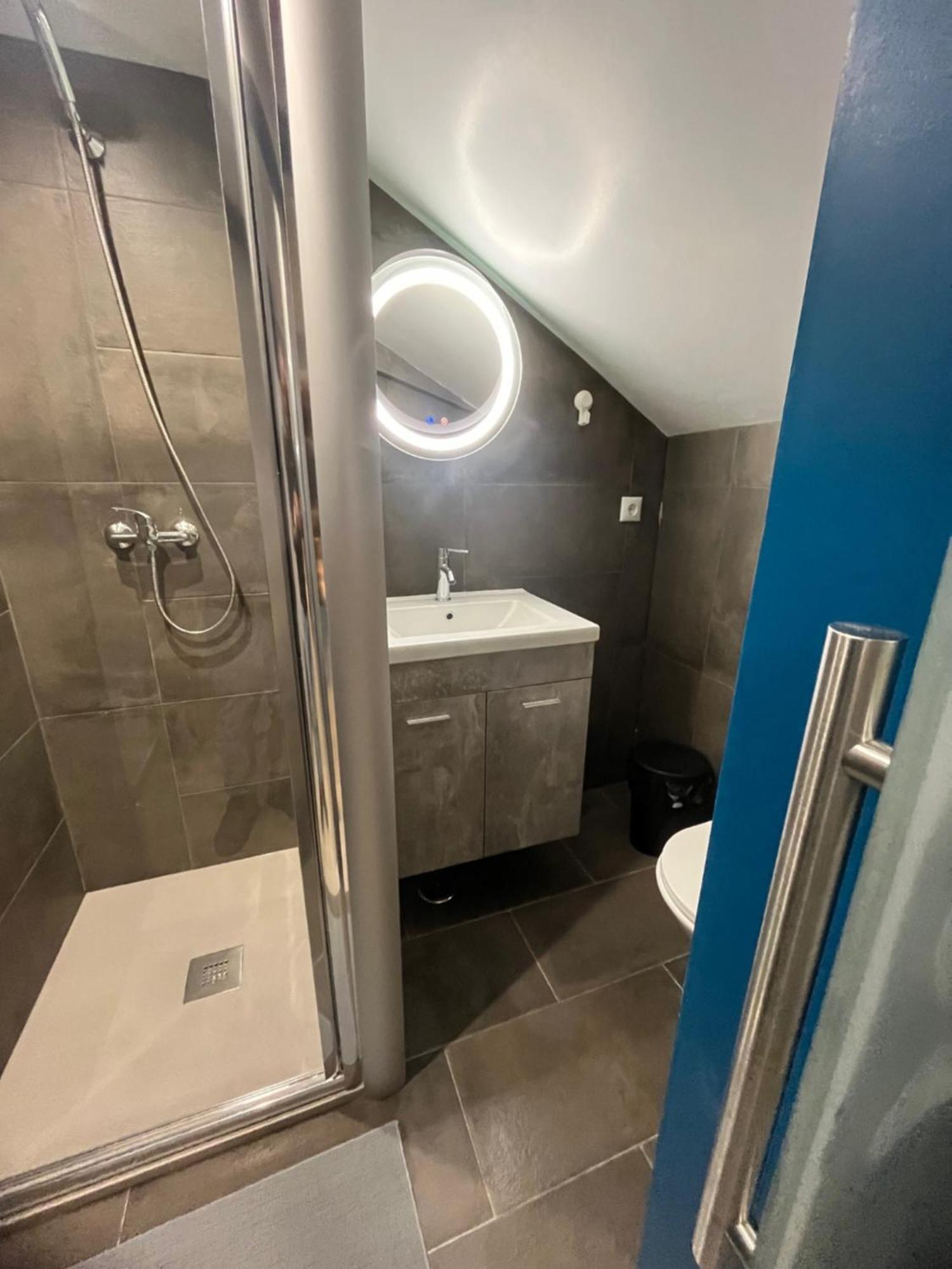 Quarto em Acomodações Particulares Sun House - Near - Kitchen - Pool *